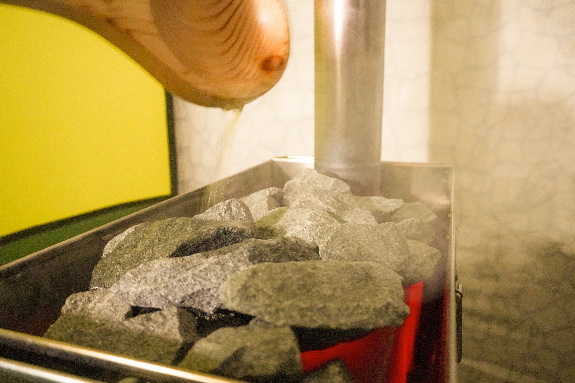 Sauna in Bern, Aufguss, Birkenzweige, Holzofen